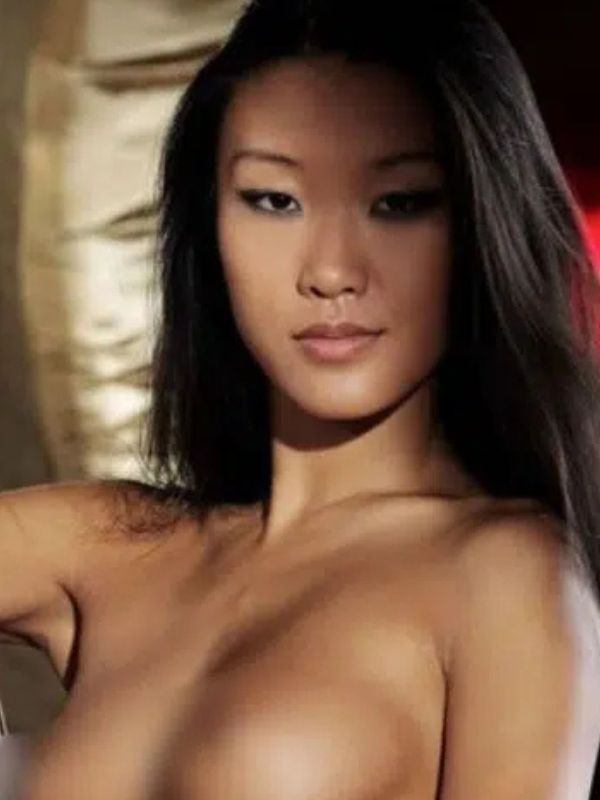 Kim asiatique au tel rose