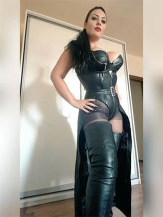 Maitresse Diane au tel rose